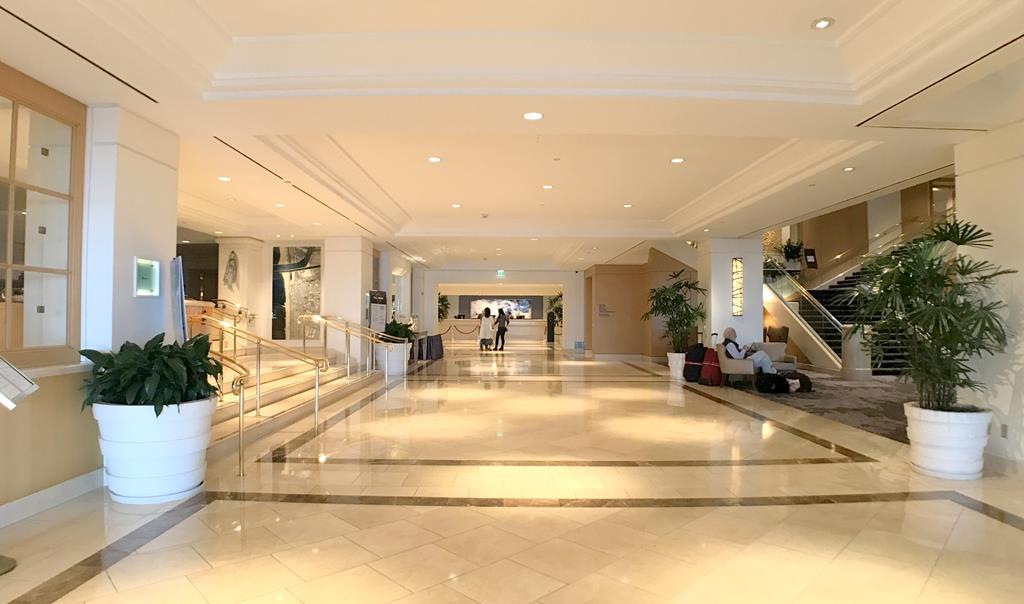 Lobby-of-Hilton-Los-Angeles-Airport