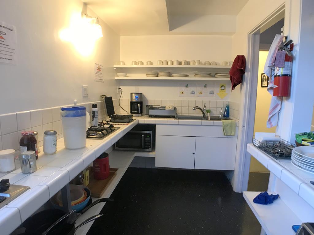 kitchen of Orange Drive Hostel 