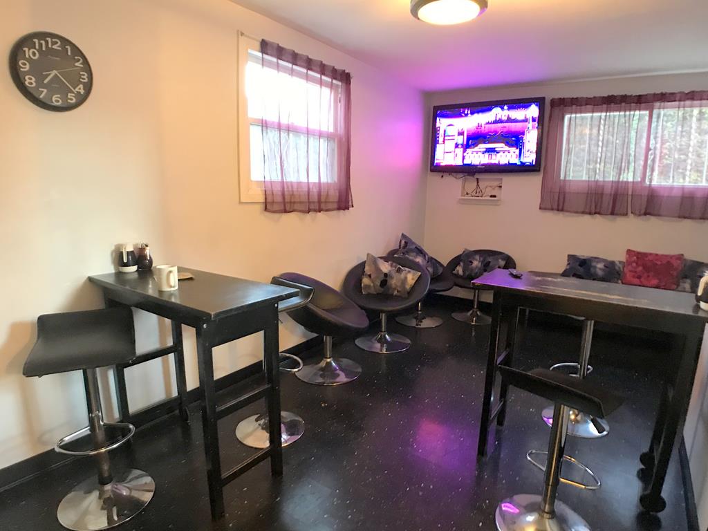 kitchen of Orange Drive Hostel 