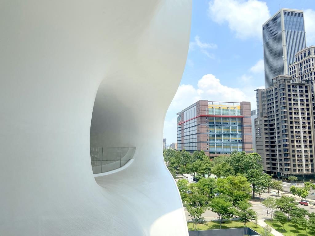 台中國家歌劇院 內凹對稱涵洞
