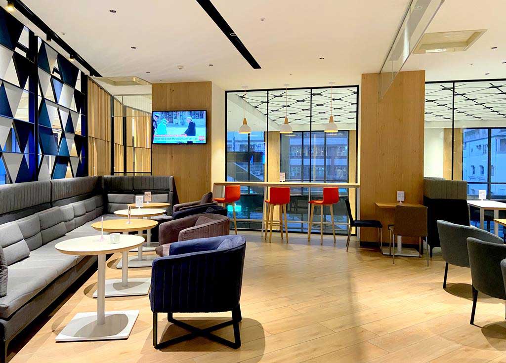 lobby-of-holiday-Inn-Express-Chiayi