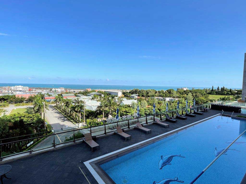 swimming-pool-of-fullon-hotel-hualien