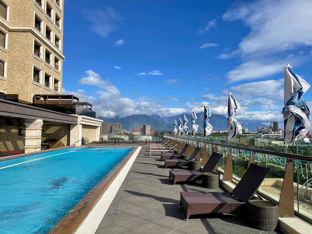 swimming-pool-of-fullon-hotel-hualien