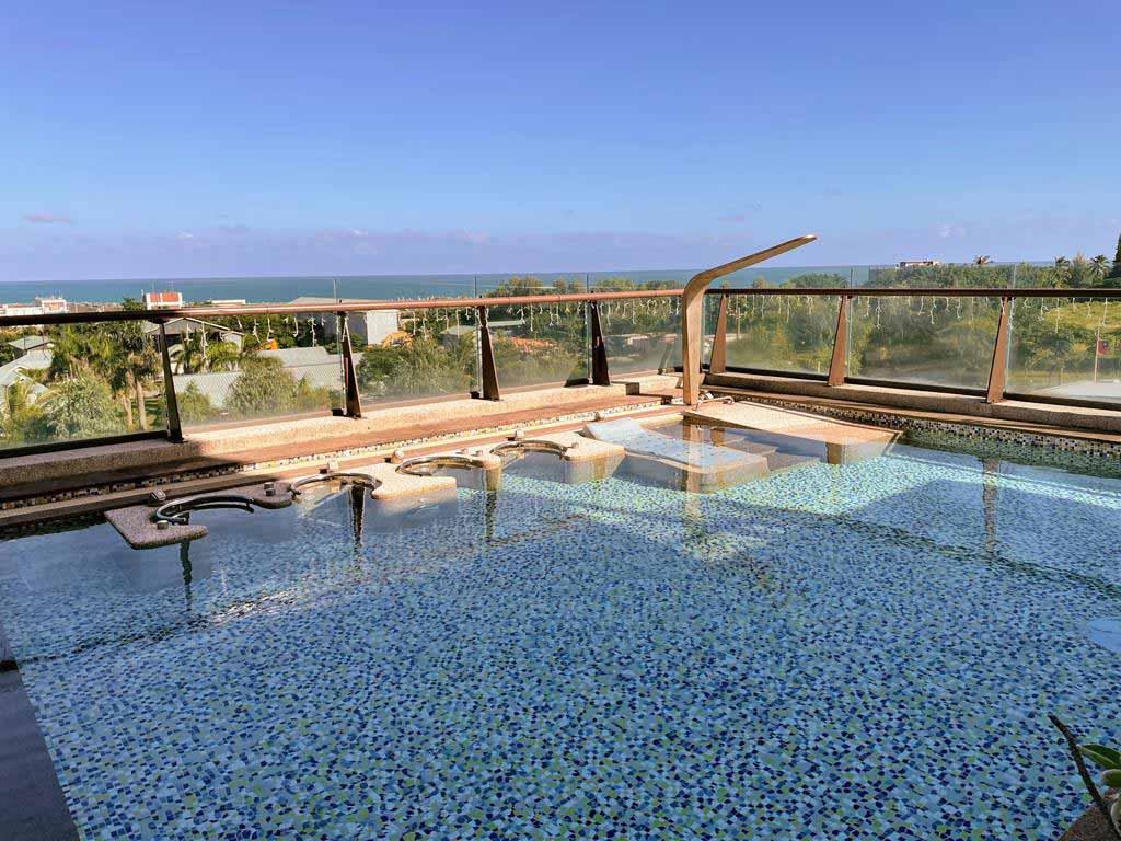 swimming-pool-of-fullon-hotel-hualien