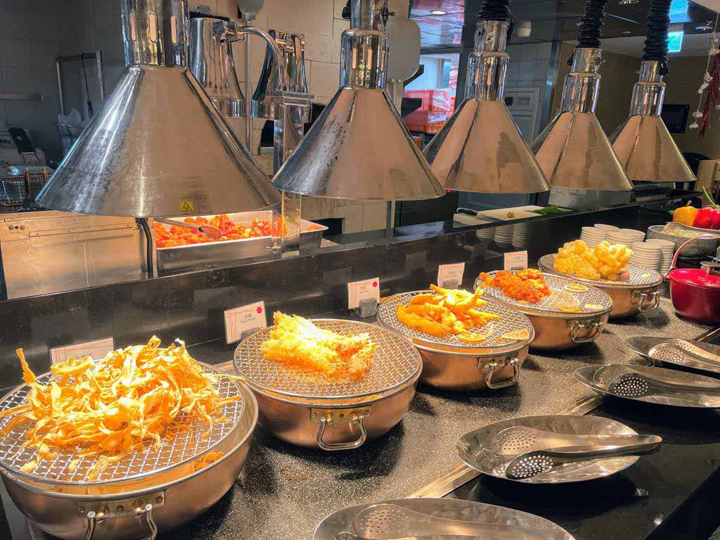 buffet-of-Shangri-La's-Far-Eastern-Plaza-Hotel,-Taipei