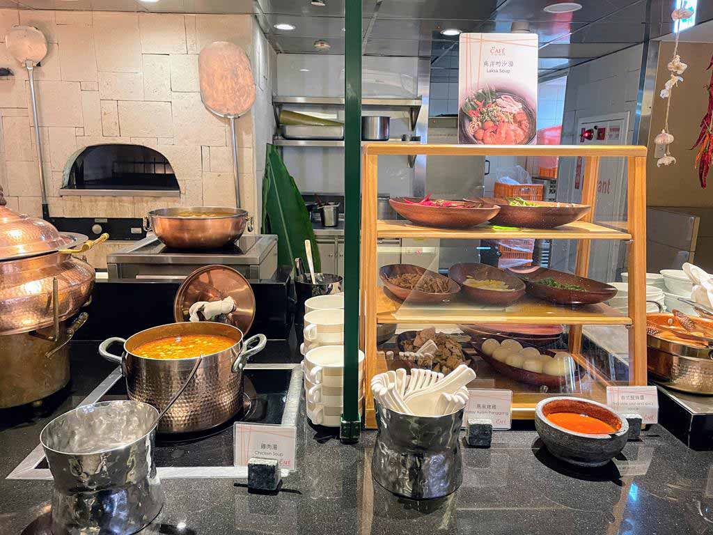 buffet-of-Shangri-La's-Far-Eastern-Plaza-Hotel,-Taipei