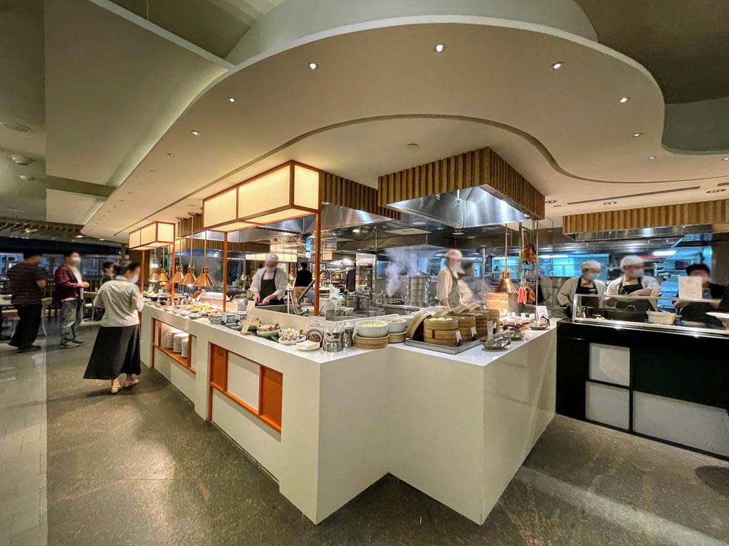 buffet-restaurant-of-Shangri-La's-Far-Eastern-Plaza-Hotel,-Taipei
