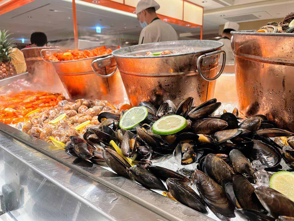 buffet-of-Shangri-La's-Far-Eastern-Plaza-Hotel,-Taipei