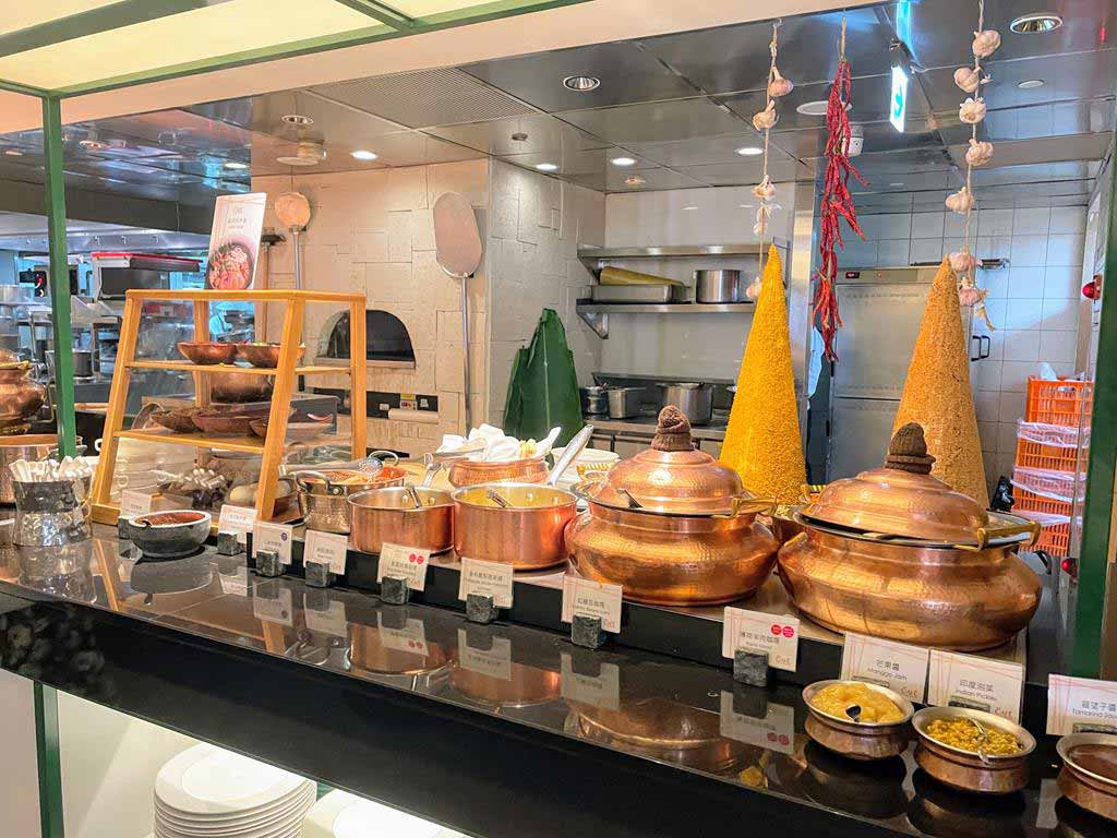 buffet-of-Shangri-La's-Far-Eastern-Plaza-Hotel,-Taipei