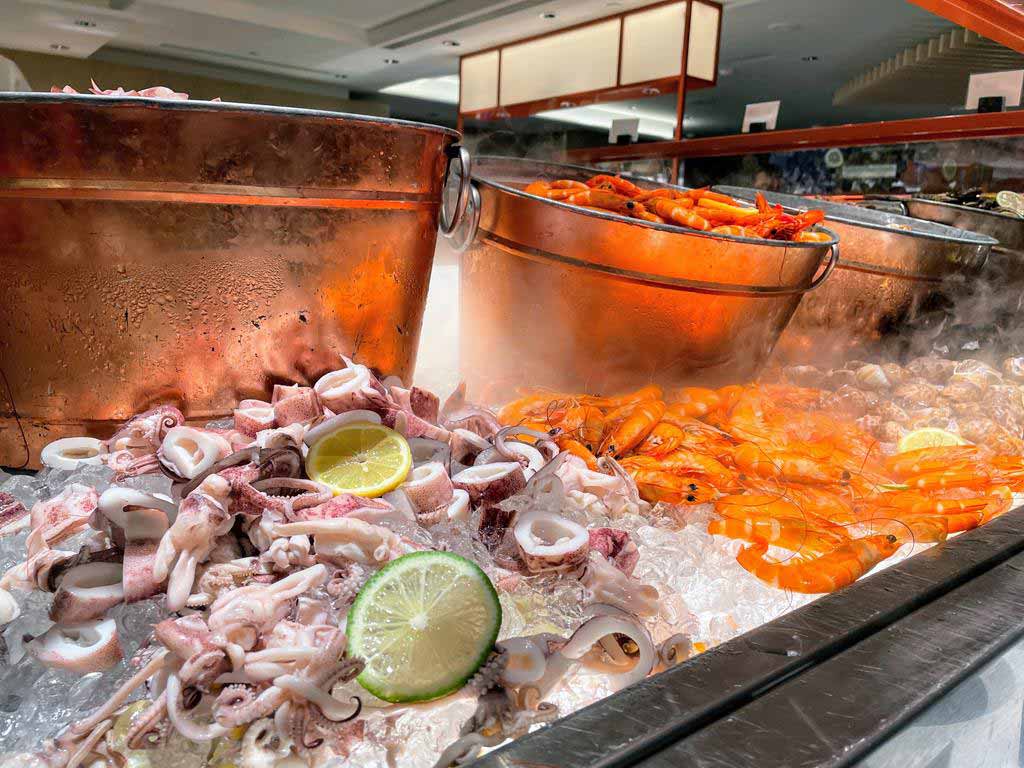 buffet-of-Shangri-La's-Far-Eastern-Plaza-Hotel,-Taipei