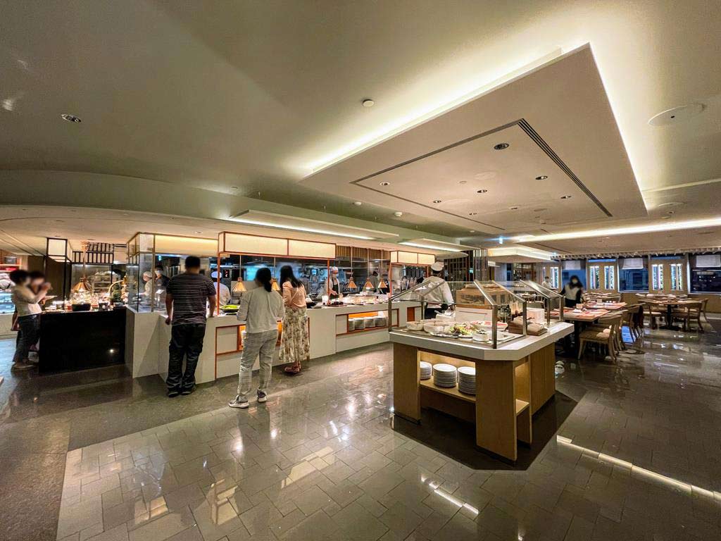 buffet-restaurant-of-Shangri-La's-Far-Eastern-Plaza-Hotel,-Taipei