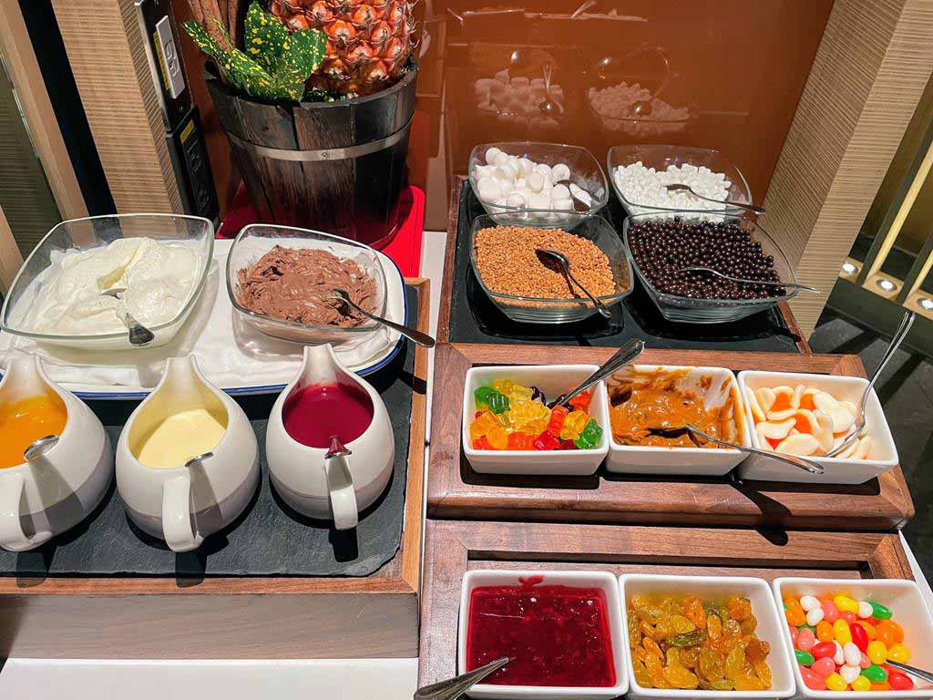 buffet-of-Shangri-La's-Far-Eastern-Plaza-Hotel,-Taipei