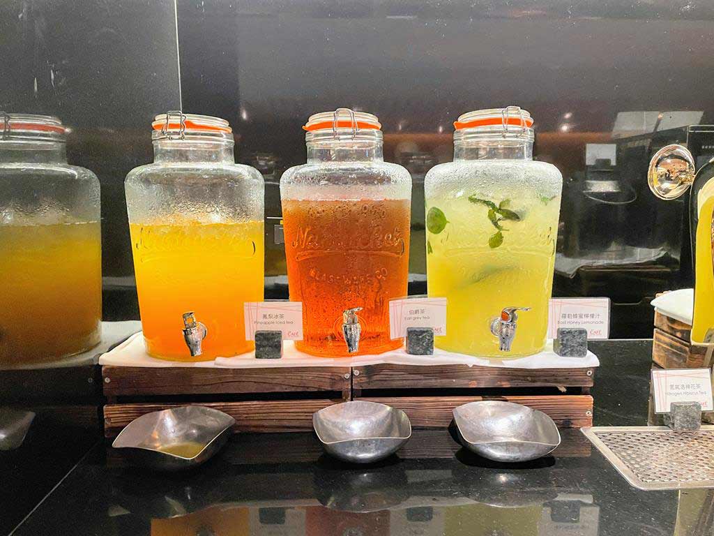buffet-of-Shangri-La's-Far-Eastern-Plaza-Hotel,-Taipei
