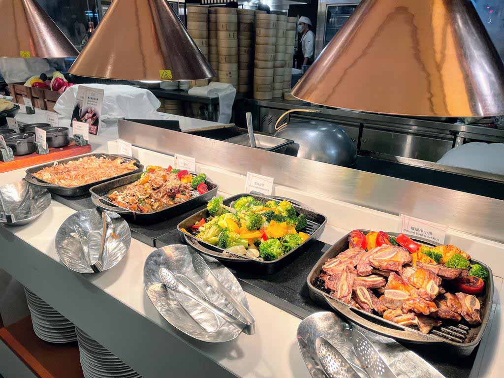 buffet-of-Shangri-La's-Far-Eastern-Plaza-Hotel,-Taipei