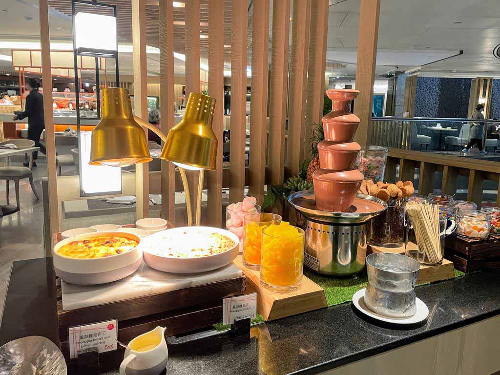 buffet-of-Shangri-La's-Far-Eastern-Plaza-Hotel,-Taipei