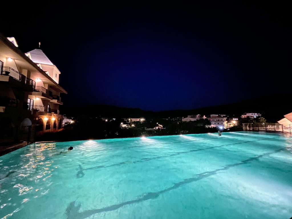 swimming pool of fullon hotel fulong