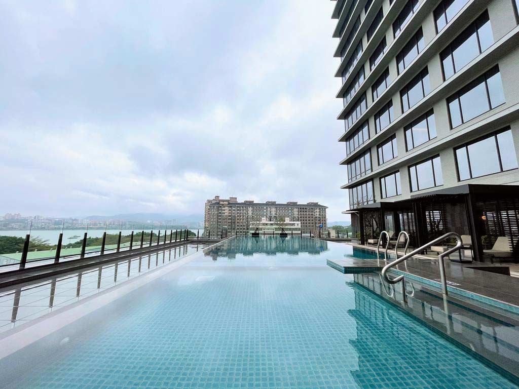 swimming pool-of-Four-Points-by-Sheraton-Taipei-Bali