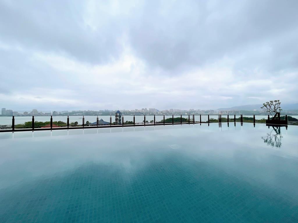 swimming pool-of-Four-Points-by-Sheraton-Taipei-Bali