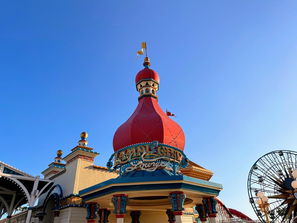 Lamplight Lounge At Pixar Pier