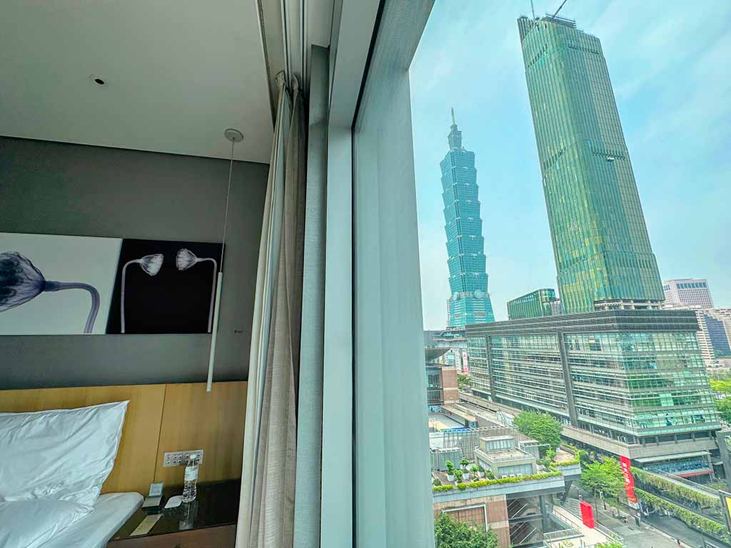 Room-of-Le-Meridien-Taipei